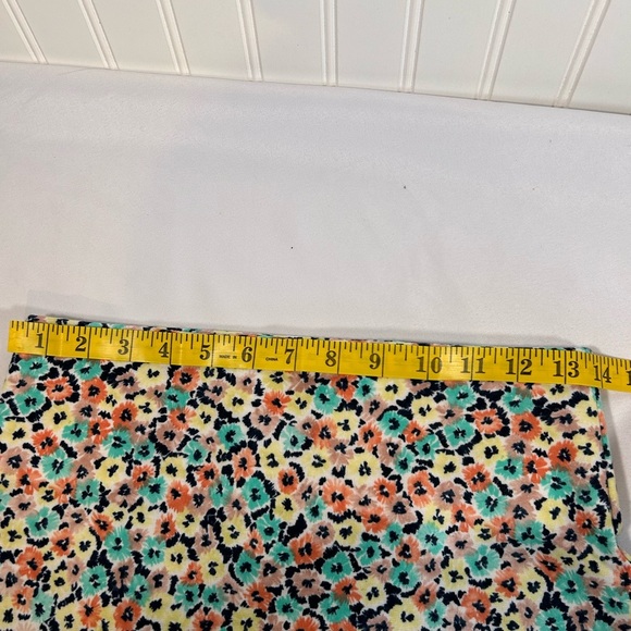 BCBGeneration mini skirt, size small, stretchy perfect for spring - Picture 5 of 7